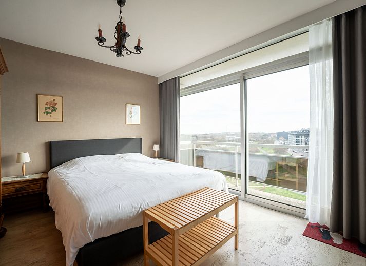 Die Wohnung Nr. 704 in Bredene, Westflandern, bietet einen atemberaubenden Blick auf moderne Architektur und eine gruene Umgebung.