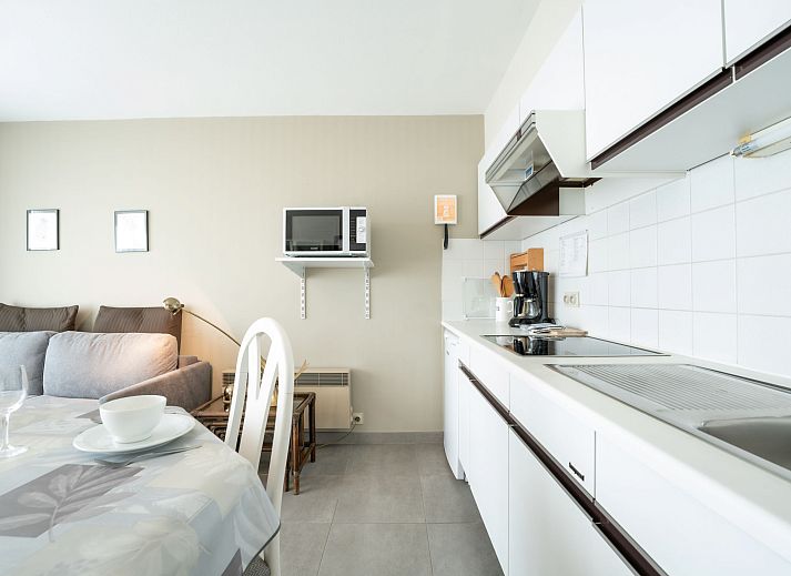 Modernes Badezimmer im Apartment Ref. 704, Bredene, Westflandern, mit Dusche und Toilette, ideal fuer einen komfortablen Aufenthalt an der Kueste.