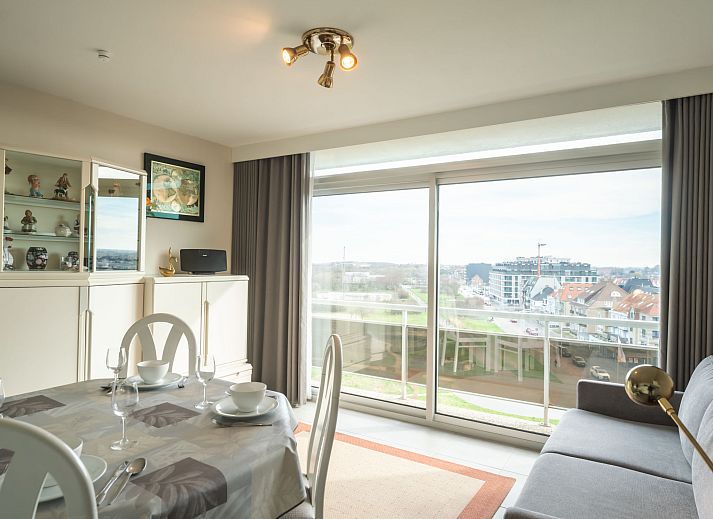 Modernes Badezimmer im Apartment Ref. 704, Bredene, Westflandern, mit Dusche und Toilette, ideal fuer einen komfortablen Aufenthalt an der Kueste.