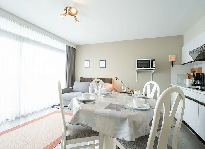 Modernes Badezimmer im Apartment Ref. 704, Bredene, Westflandern, mit Dusche und Toilette, ideal fuer einen komfortablen Aufenthalt an der Kueste.