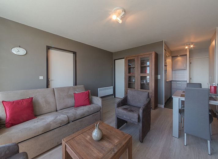 Geniet van het panoramisch zeezicht vanaf het balkon van Appartement Astrid 64/902 in Bredene, West-Vlaanderen, Belgie.