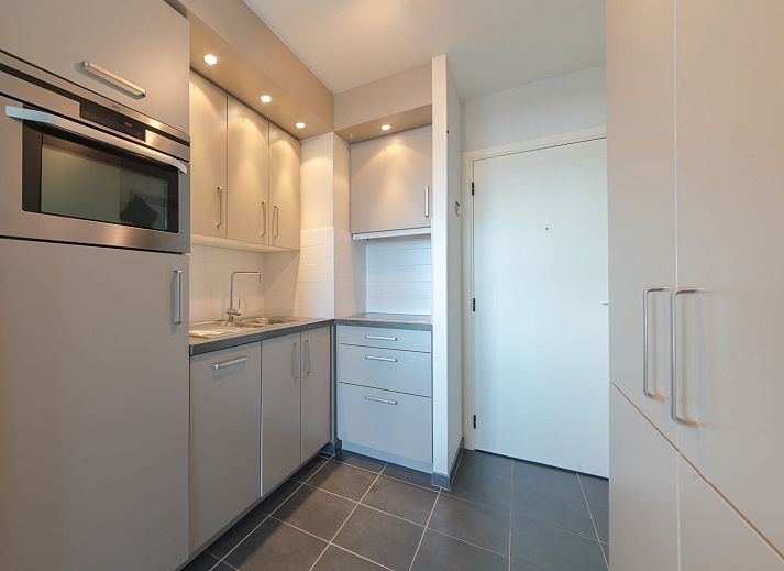 Geniet van het panoramisch zeezicht vanaf het balkon van Appartement Astrid 64/902 in Bredene, West-Vlaanderen, Belgie.