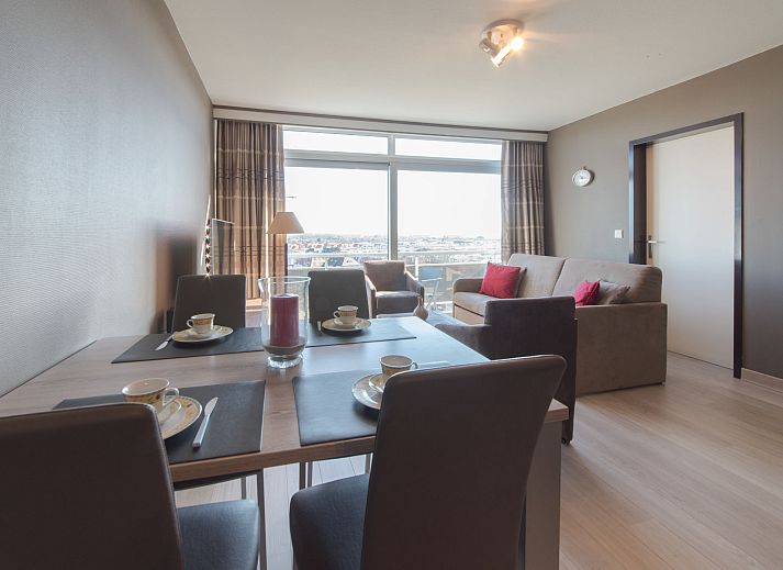 Geniet van het panoramisch zeezicht vanaf het balkon van Appartement Astrid 64/902 in Bredene, West-Vlaanderen, Belgie.