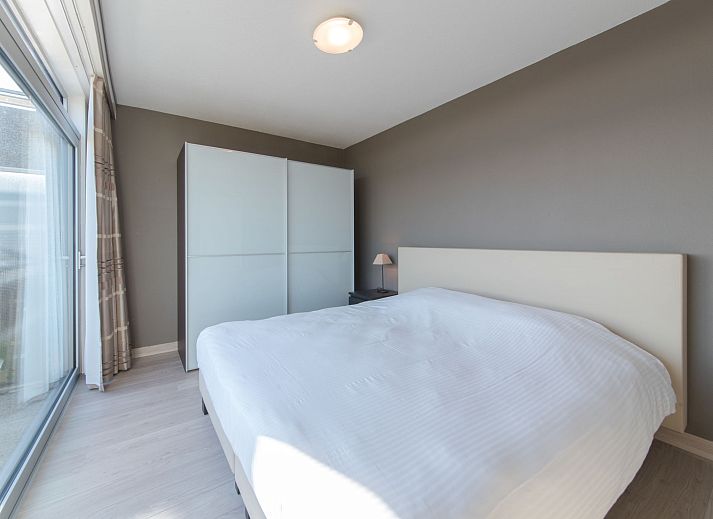 Geniet van het panoramisch zeezicht vanaf het balkon van Appartement Astrid 64/902 in Bredene, West-Vlaanderen, Belgie.