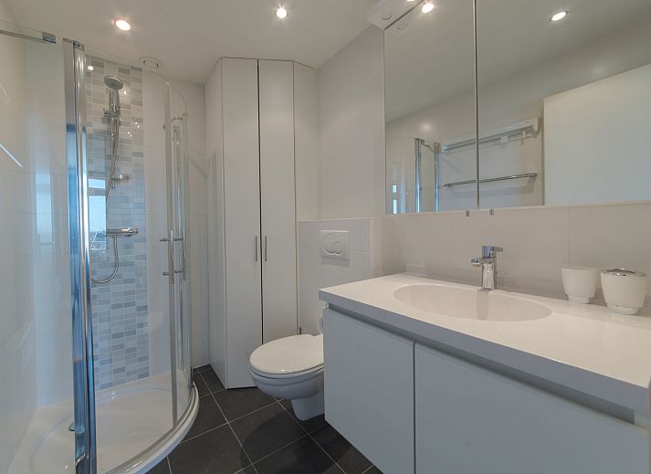 Gezellige woonkamer van Appartement Astrid 64/902 in Bredene, West-Vlaanderen, Belgie, met moderne inrichting en comfortabele zithoek.