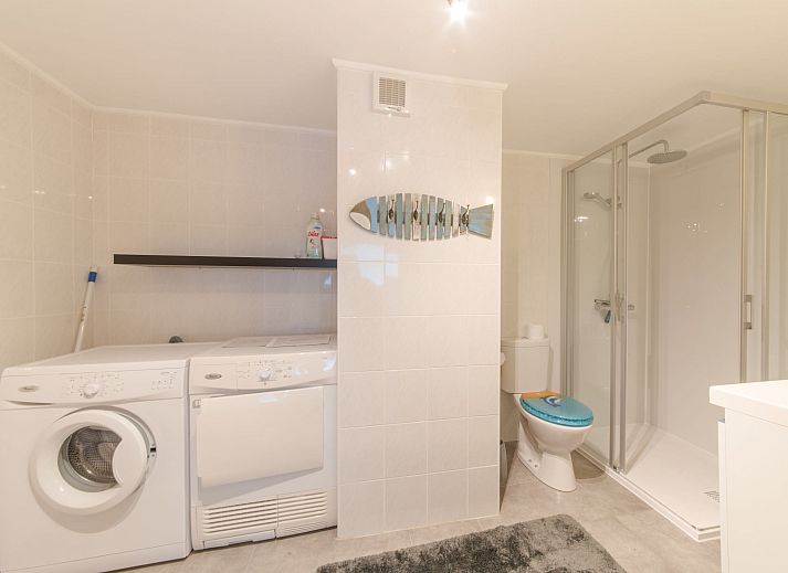 Stylish living room of Apartment D'Heyezicht in Bredene, West Flanders. Comfortable accommodation with modern decor and spacious seating area.