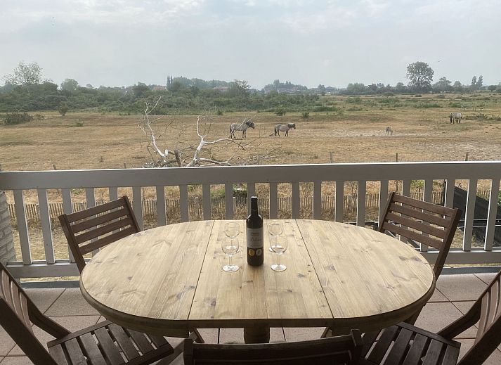 Stylish living room of Apartment D'Heyezicht in Bredene, West Flanders. Comfortable accommodation with modern decor and spacious seating area.