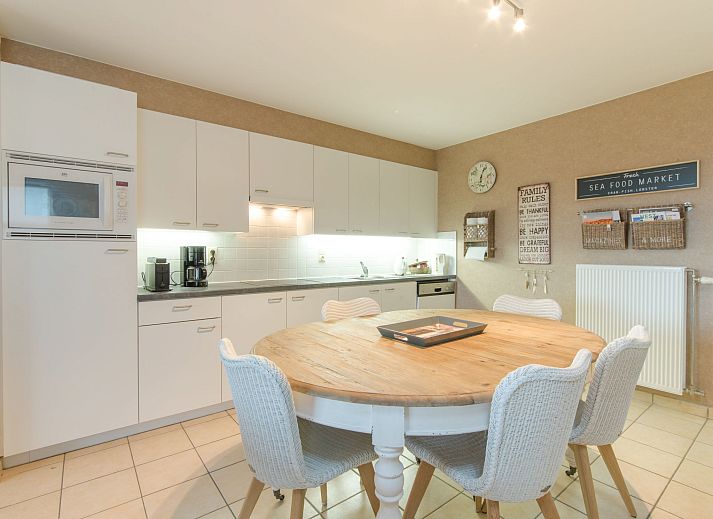 Stylish living room of Apartment D'Heyezicht in Bredene, West Flanders. Comfortable accommodation with modern decor and spacious seating area.