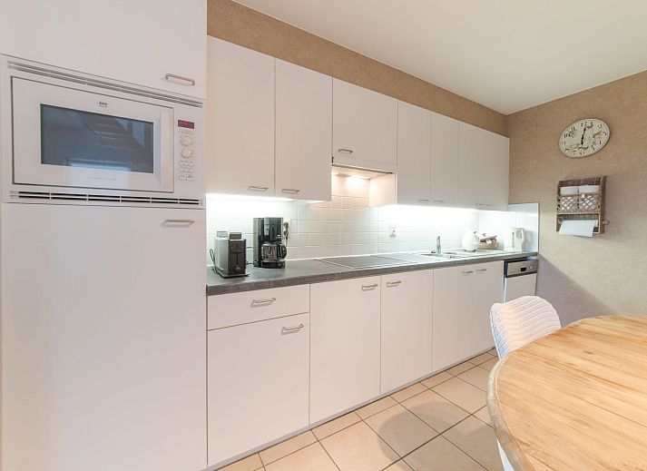 Stylish living room of Apartment D'Heyezicht in Bredene, West Flanders. Comfortable accommodation with modern decor and spacious seating area.