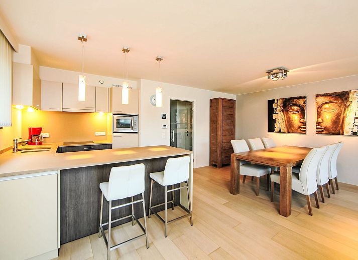 Stijlvolle woonkamer van Appartement Cocoon in Bredene, West-Vlaanderen, Belgie met moderne inrichting en comfortabele zithoek.