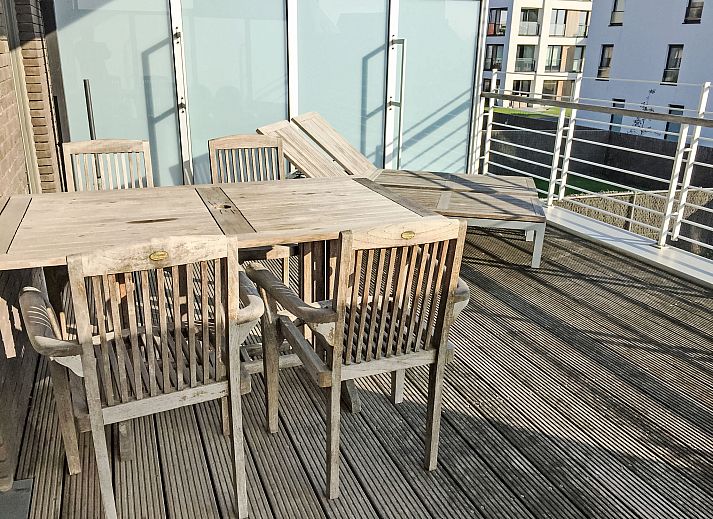 Stijlvolle woonkamer van Appartement Cocoon in Bredene, West-Vlaanderen, Belgie met moderne inrichting en comfortabele zithoek.