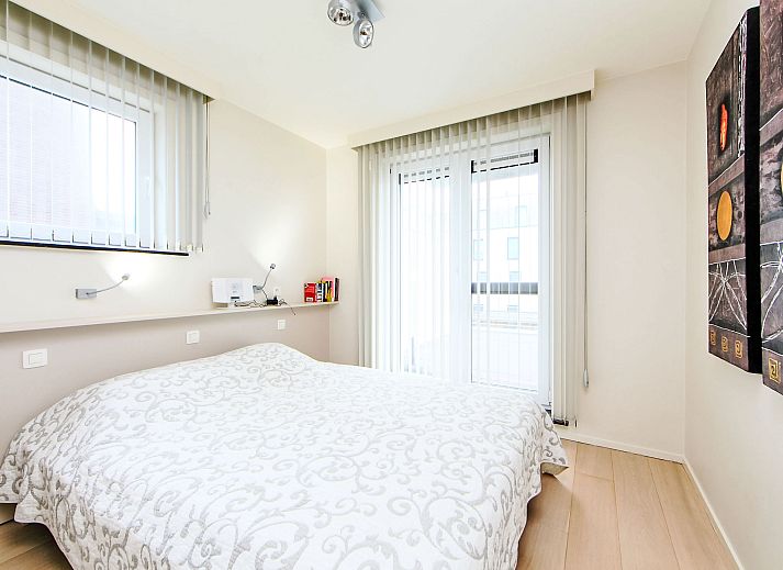 Stijlvolle binnenruimte van Appartement Cocoon in Bredene, West-Vlaanderen, met moderne keuken en eetgedeelte voor een comfortabel verblijf.