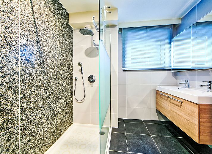 Stijlvolle binnenruimte van Appartement Cocoon in Bredene, West-Vlaanderen, met moderne keuken en eetgedeelte voor een comfortabel verblijf.