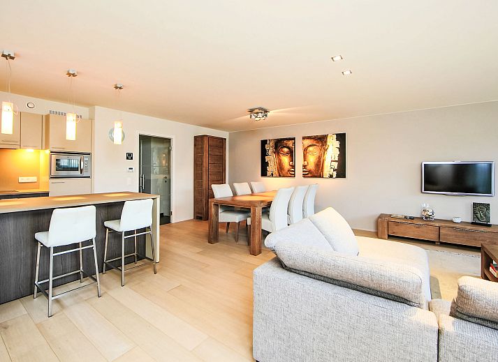Stijlvolle binnenruimte van Appartement Cocoon in Bredene, West-Vlaanderen, met moderne keuken en eetgedeelte voor een comfortabel verblijf.