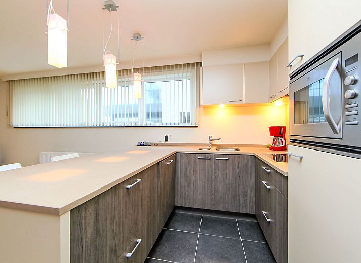Stijlvolle binnenruimte van Appartement Cocoon in Bredene, West-Vlaanderen, met moderne keuken en eetgedeelte voor een comfortabel verblijf.