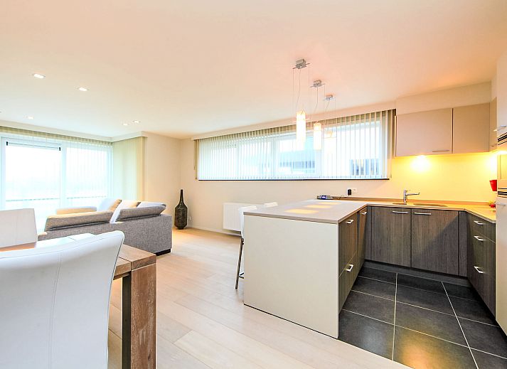Stijlvolle binnenruimte van Appartement Cocoon in Bredene, West-Vlaanderen, met moderne keuken en eetgedeelte voor een comfortabel verblijf.