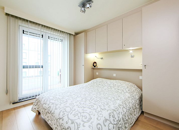 Stijlvolle woonkamer in Appartement Cocoon, Bredene, West-Vlaanderen, met moderne inrichting en veel natuurlijk licht.