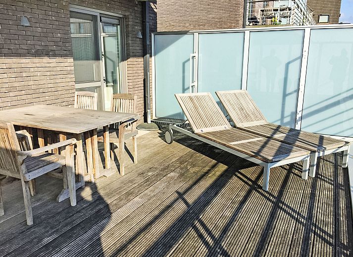 Stijlvolle woonkamer in Appartement Cocoon, Bredene, West-Vlaanderen, met moderne inrichting en veel natuurlijk licht.