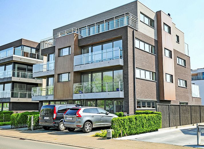 Stijlvolle woonkamer in Appartement Cocoon, Bredene, West-Vlaanderen, met moderne inrichting en veel natuurlijk licht.