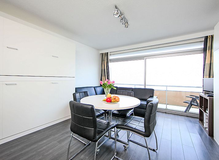 Helle Essecke in Apartment Studio mit Garage, Bredene, Westflandern mit moderner Einrichtung und Balkonblick.