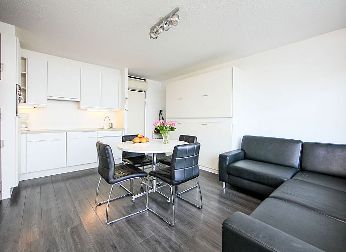 Helle Essecke in Apartment Studio mit Garage, Bredene, Westflandern mit moderner Einrichtung und Balkonblick.