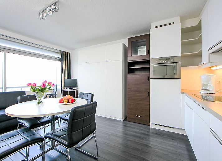 Helle Essecke in Apartment Studio mit Garage, Bredene, Westflandern mit moderner Einrichtung und Balkonblick.