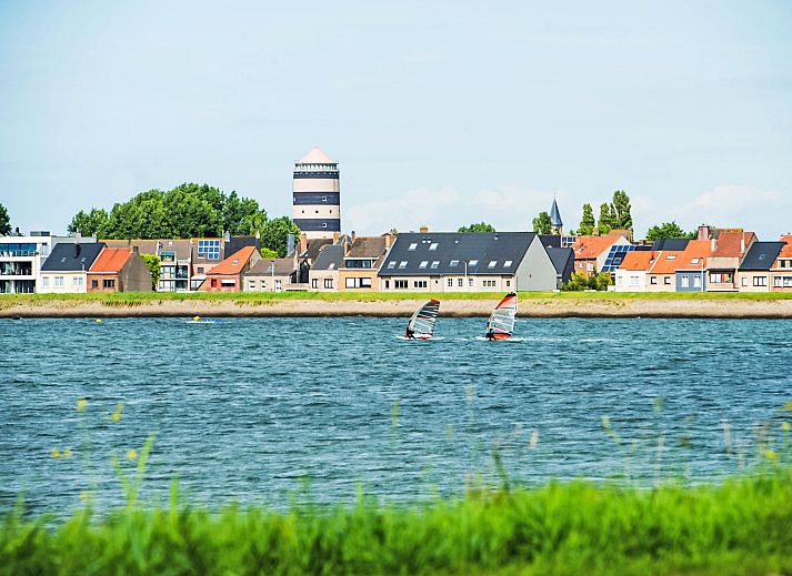 Helles Wohnzimmer des Apartment Studios mit Garage in Bredene, Westflandern, Belgien, mit moderner Kueche und gemuetlicher Sitzecke.