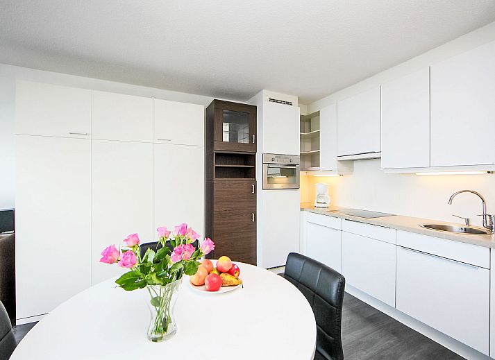 Helles Wohnzimmer des Apartment Studios mit Garage in Bredene, Westflandern, Belgien, mit moderner Kueche und gemuetlicher Sitzecke.