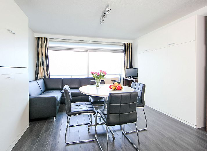 Helles Wohnzimmer des Apartment Studios mit Garage in Bredene, Westflandern, Belgien, mit moderner Kueche und gemuetlicher Sitzecke.