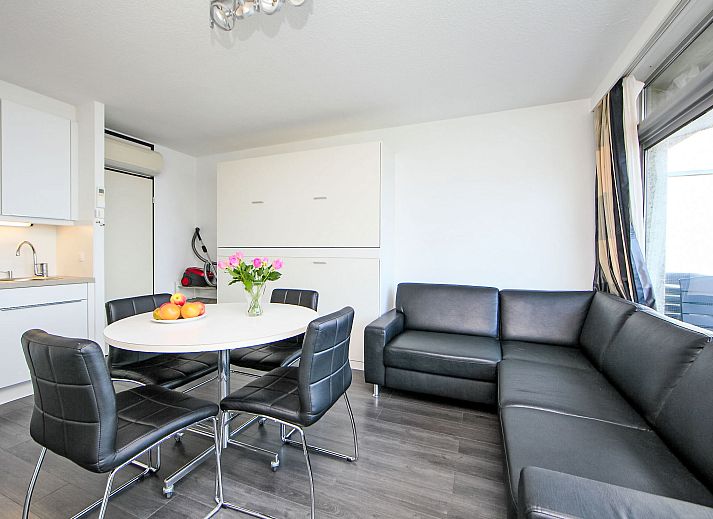 Moderne Kueche und Essbereich in Apartment Studio mit Garage in Bredene, Westflandern, ideal fuer einen komfortablen Aufenthalt in Belgien.