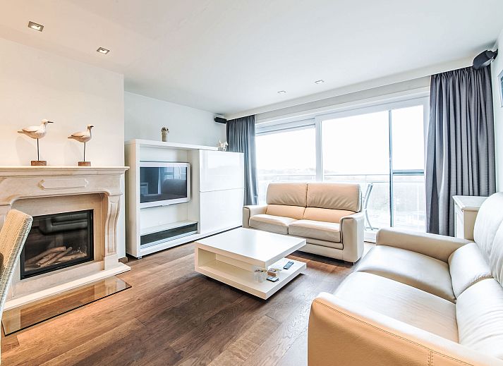 Geraeumiges Wohnzimmer des Apartment Duplex in Bredene, Westflandern, mit einem eleganten Essbereich und einer bequemen Sitzecke.