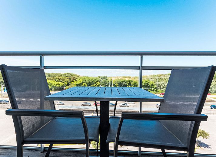 Geraeumiges Wohnzimmer des Apartment Duplex in Bredene, Westflandern, mit einem eleganten Essbereich und einer bequemen Sitzecke.