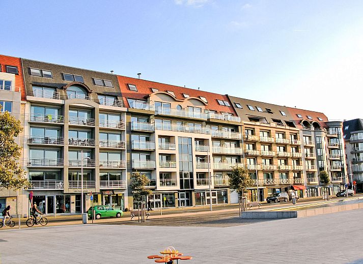 Stilvolles Wohnzimmer des Apartment Duplex in Bredene, Westflandern, mit moderner Einrichtung und weitem Blick auf die Umgebung.
