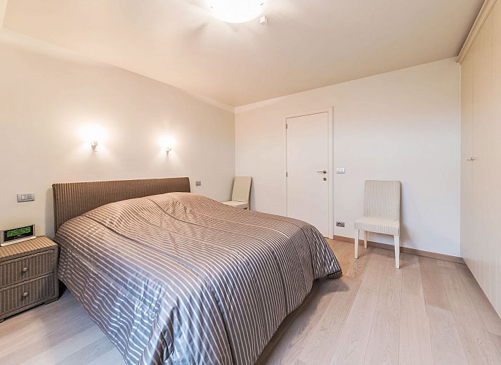 Stilvolles Wohnzimmer des Apartment Duplex in Bredene, Westflandern, mit moderner Einrichtung und weitem Blick auf die Umgebung.