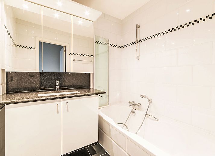 Stilvolles Wohnzimmer des Apartment Duplex in Bredene, Westflandern, mit moderner Einrichtung und weitem Blick auf die Umgebung.