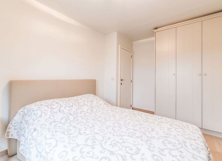 Stilvolles Wohnzimmer des Apartment Duplex in Bredene, Westflandern, mit moderner Einrichtung und weitem Blick auf die Umgebung.