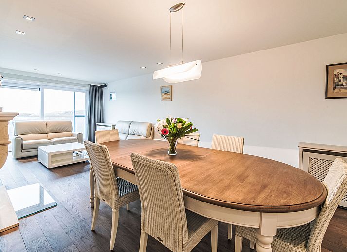 Stilvolles Wohnzimmer des Apartment Duplex in Bredene, Westflandern, mit moderner Einrichtung und weitem Blick auf die Umgebung.