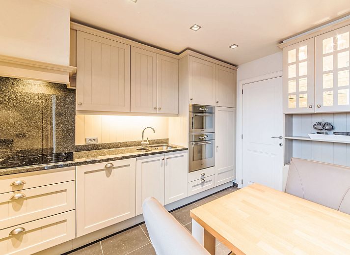 Moderne Kueche im Apartment Duplex, Bredene, Westflandern, mit stilvollem Dekor und viel natuerlichem Licht.