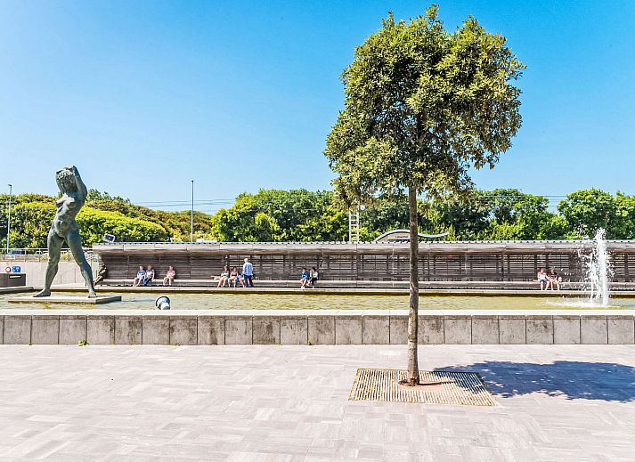 Moderne Kueche im Apartment Duplex, Bredene, Westflandern, mit stilvollem Dekor und viel natuerlichem Licht.