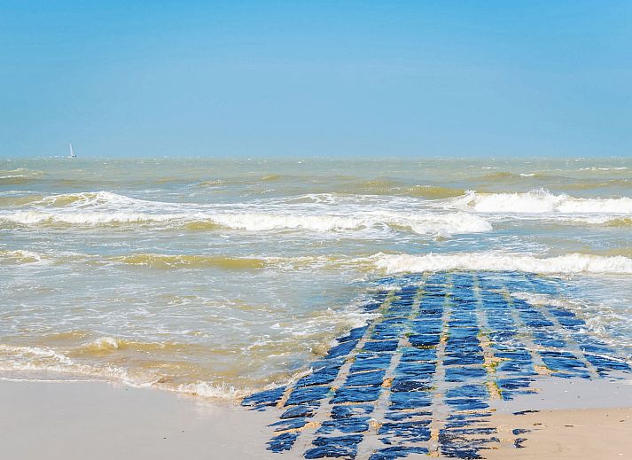 Blick vom Apartment Duplex in Bredene, Westflandern, mit Panoramablick auf die Kueste und die gruene Umgebung.