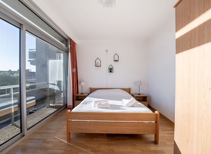 Helles Wohnzimmer im Apartment Residentie Astrid, Bredene, mit moderner Einrichtung und bequemen Sitzgelegenheiten in Westflandern, Belgien.