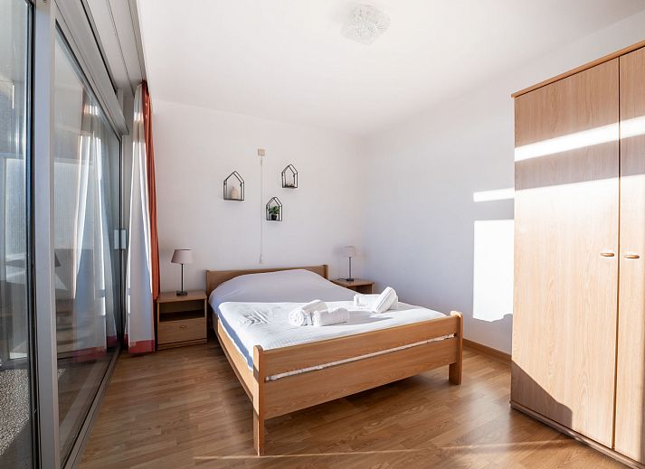 Helles Wohnzimmer im Apartment Residentie Astrid, Bredene, mit moderner Einrichtung und bequemen Sitzgelegenheiten in Westflandern, Belgien.
