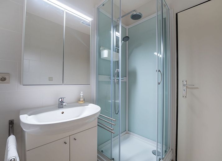 Helles Wohnzimmer im Apartment Residentie Astrid, Bredene, mit moderner Einrichtung und bequemen Sitzgelegenheiten in Westflandern, Belgien.