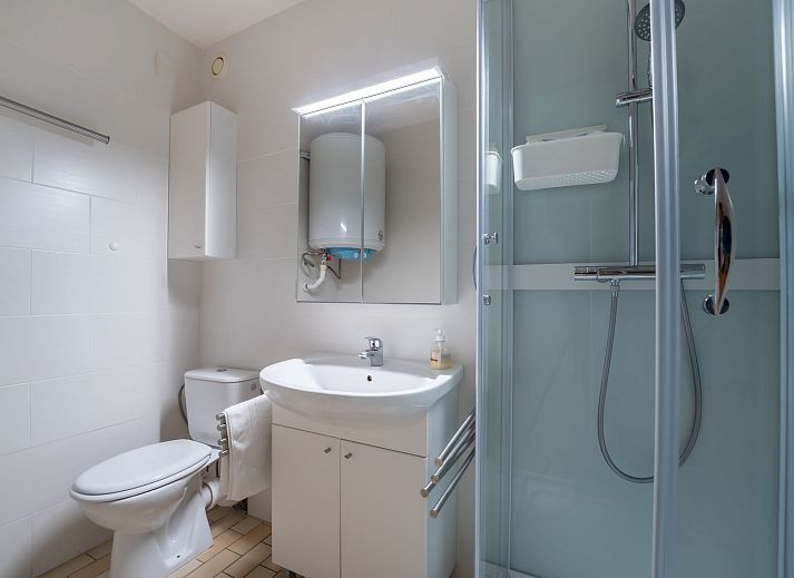 Helles Wohnzimmer im Apartment Residentie Astrid, Bredene, mit moderner Einrichtung und bequemen Sitzgelegenheiten in Westflandern, Belgien.