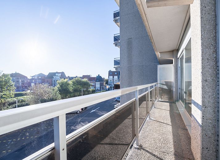 Moderne Kueche im Apartment Residentie Astrid, Bredene, Westflandern, Belgien, mit schlichten Schraenken und stimmungsvoller Beleuchtung.
