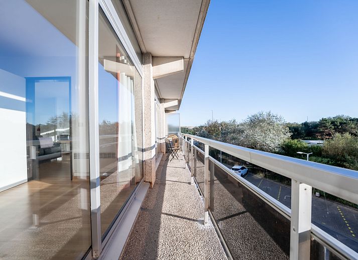 Moderne Kueche im Apartment Residentie Astrid, Bredene, Westflandern, Belgien, mit schlichten Schraenken und stimmungsvoller Beleuchtung.