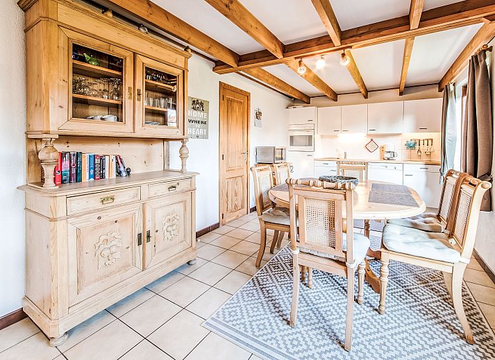 Gezellige woonkamer van Vakantiehuis Vissershuisje nr.178 in Bredene, West-Vlaanderen, met houten balken en comfortabele zithoek.