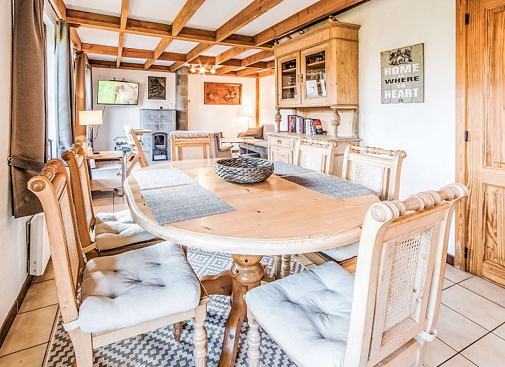 Gezellige woonkamer van Vakantiehuis Vissershuisje nr.178 in Bredene, West-Vlaanderen, met houten balken en comfortabele zithoek.