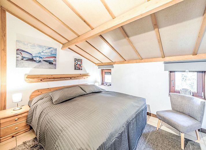 Gezellige woonkamer van Vakantiehuis Vissershuisje nr.178 in Bredene, West-Vlaanderen, met houten balken en comfortabele zithoek.