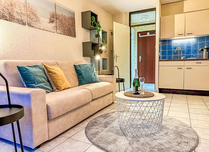 Helles Wohnzimmer des Apartment Studio 806 in Bredene, Westflandern, Belgien, mit Blick auf die Duenen vom Balkon aus.